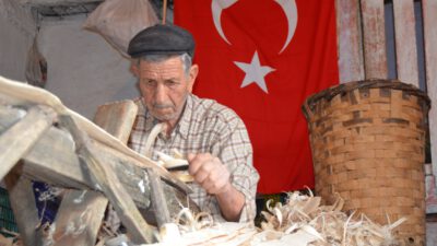 KÜFE MESLEĞİNİN SON TEMSİLCİSİ İZNİKLİ “HAKKI ATEŞ”