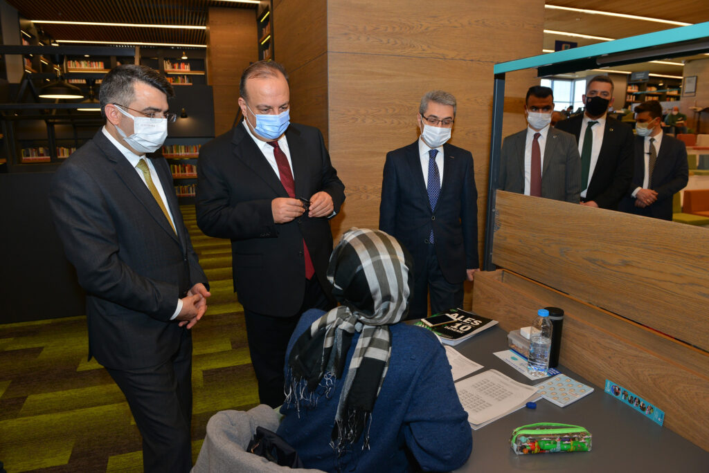 -VALİ CANBOLAT’TAN ‘UYUMAYAN KÜTÜPHANE’YE ZİYARET