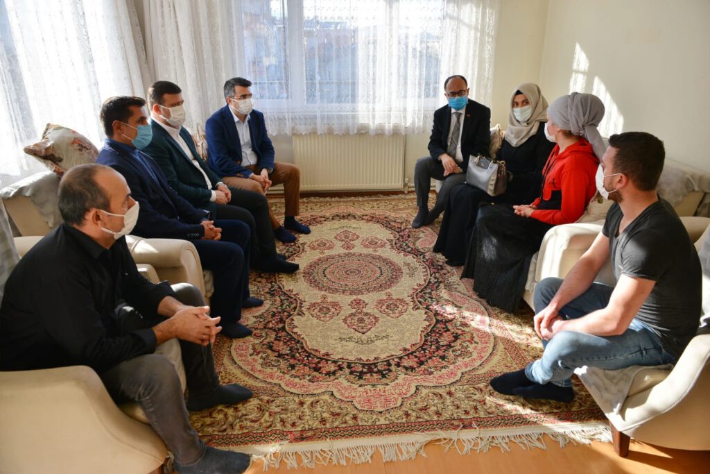 BAŞKAN YILMAZ’DAN AZERBAYCANLI ŞEHİT AİLELERİNE ZİYARET