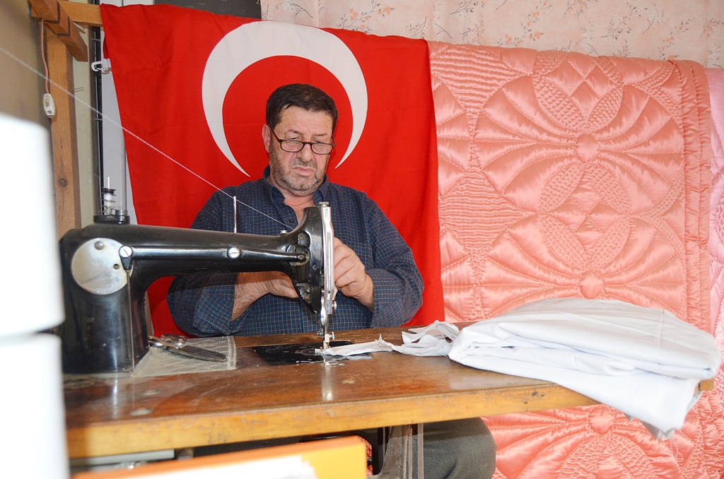 YARIM ASIRDIR DESEN DESEN MOTİFLİ YORGAN İŞLİYOR