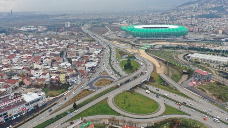 Acemler’de bir pazar günü… Taksit telaşı trafiği kilitledi…