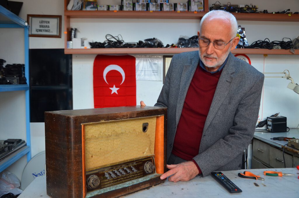 YARIM ASIRDIR RADYO VE TELEVİZYONLARA HAYAT VERİYOR