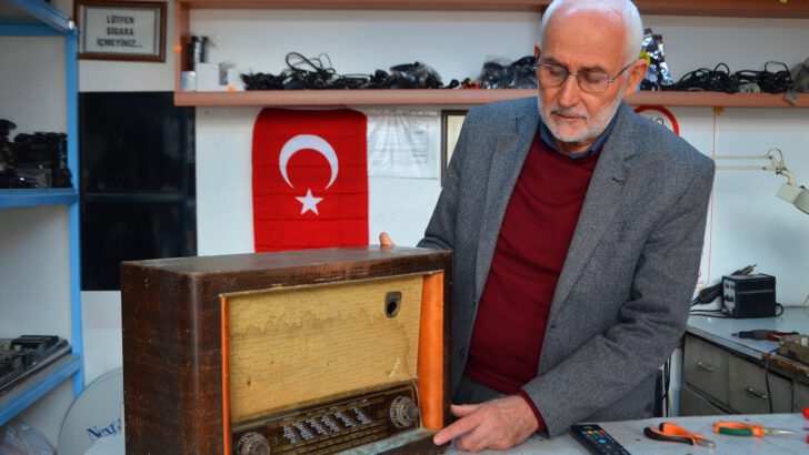 YARIM ASIRDIR RADYO VE TELEVİZYONLARA HAYAT VERİYOR