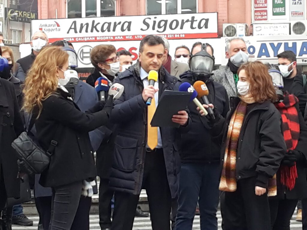 İYİ PARTİ’DEN HAVA KİRLİLİĞİNE GAZ MASKELİ PROTESTO: