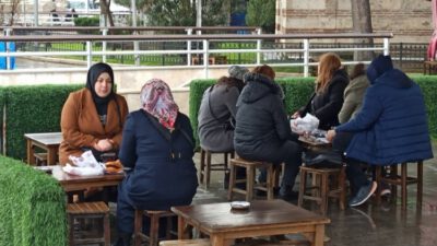 Bursa’da vatandaşlar aylar sonra çay simit keyfi yaptı