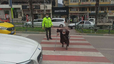 Bursa’da trafik Firdevs teyze için durdu