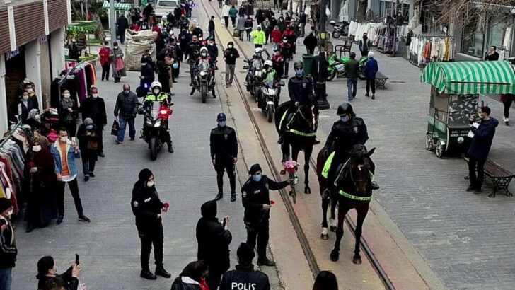 Bursa’da kadın polisler karanfil dağıttı
