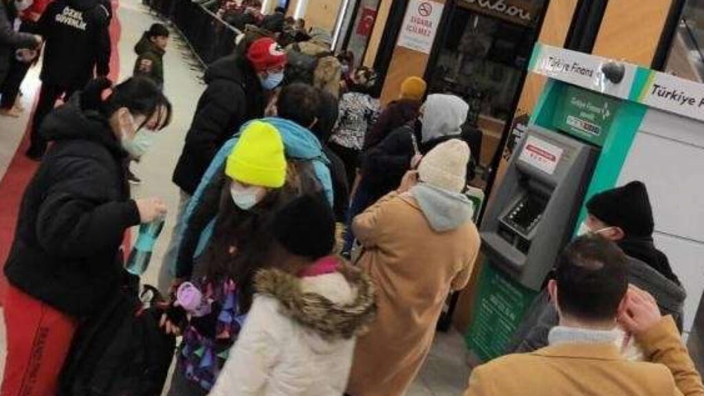 Bursa’da teleferik kuyruğu…Mesafe hiçe sayıldı!