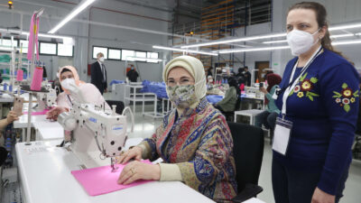 Emine Erdoğan tezgahın başına geçti dikiş dikti