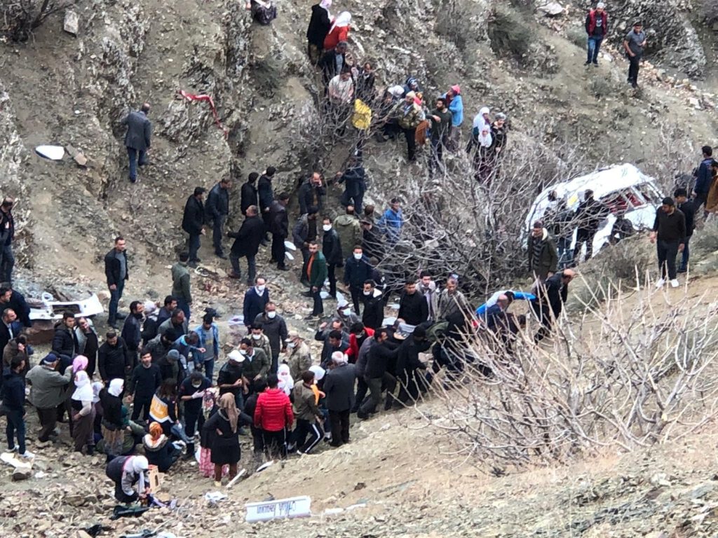 Öğrenci servisi devrildi: Ölü ve yaralılar var