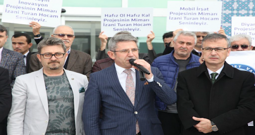 Soytarının birine imam kostümü giydirilmiş şaklabanlık yapılmasına nasıl göz yumdunuz!
