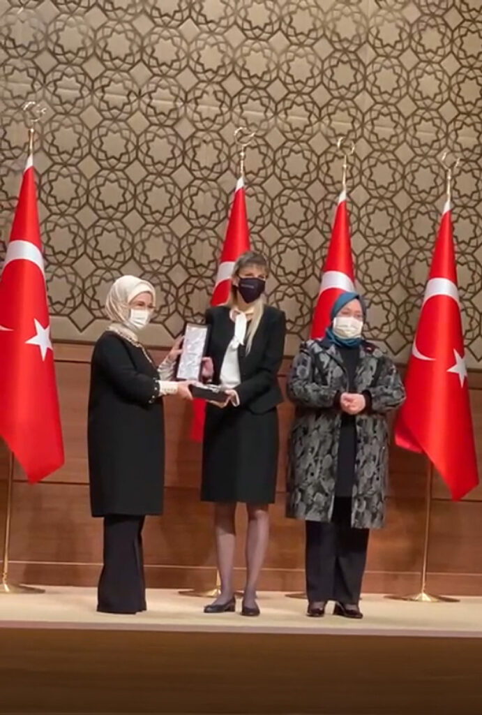 Viking Temizlik, 2020 Erişilebilirlik Ödülü’nü Cumhurbaşkanı Recep Tayyip Erdoğan’ın eşi  Emine Erdoğan’ın elinden aldı