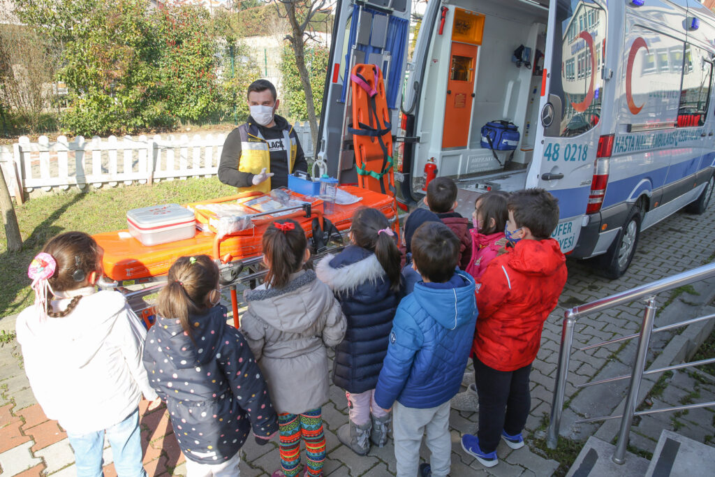 Çocuklara ambulans hizmetleri tanıtıldı