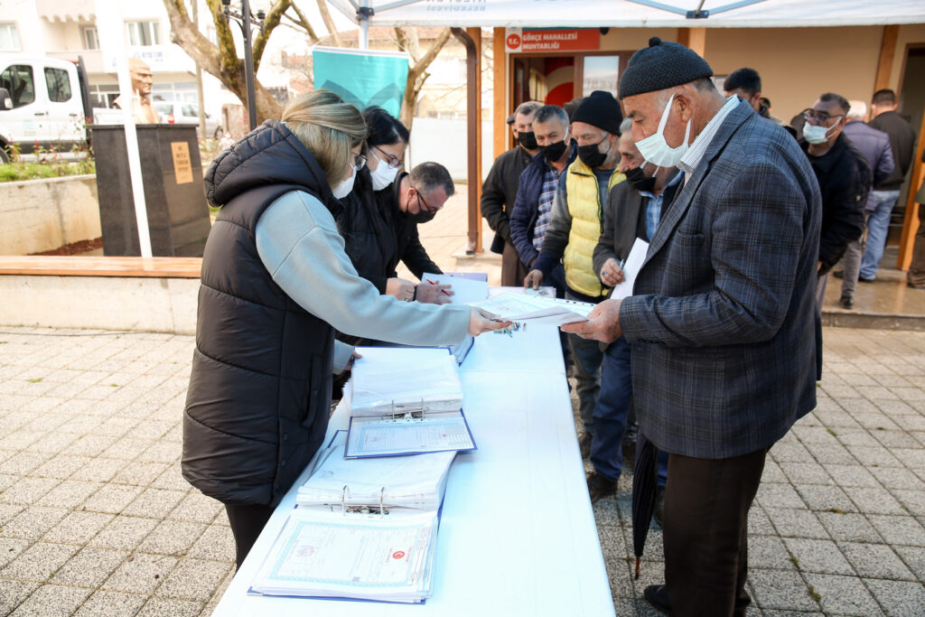 Gökçe Mahallesi sakinleri yeni tapularına kavuştu