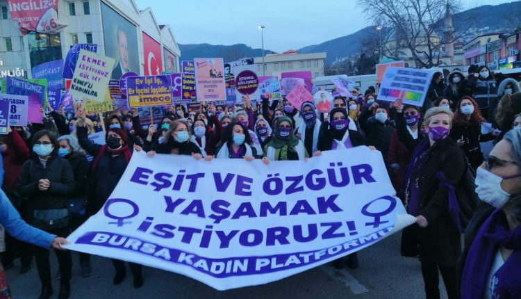 8 Mart’ta kadınlar sokakları terk etmiyor