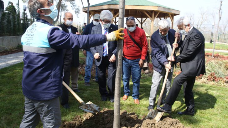 Başkan Erdem, huzurevi sakinleriyle fidan dikti