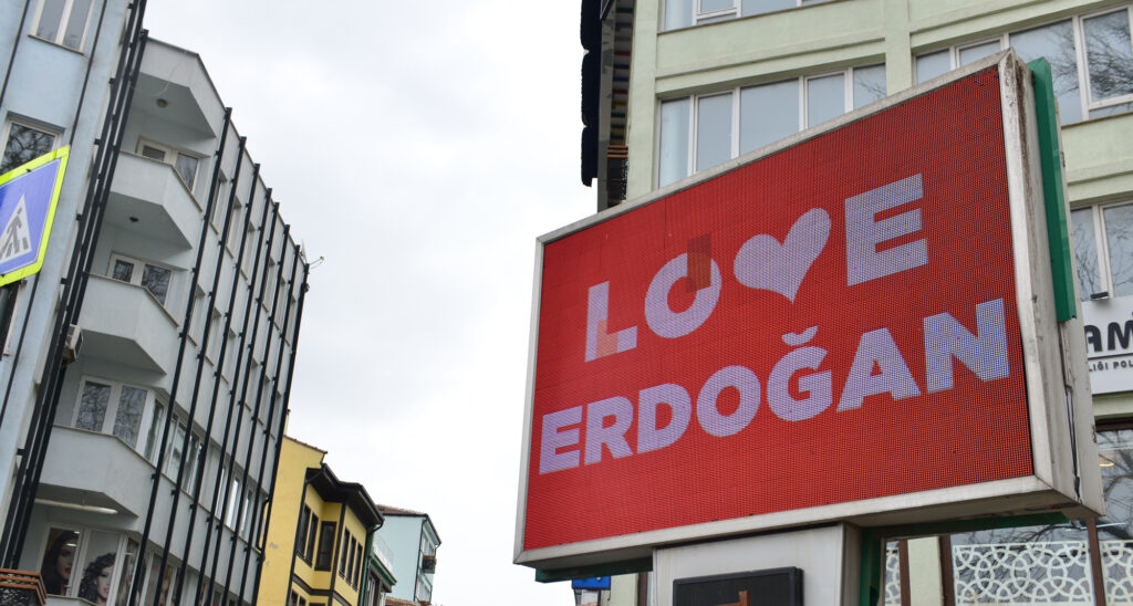 NEW YORK’TAKİ FETÖ PROPAGANDASINA YILDIRIM’DAN YANIT