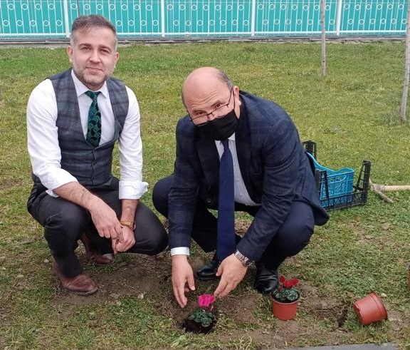 Kestel Belediyesi Park ve Bahçeler Müdürlüğü Ekipleri’nden Hastaneye “Bir Nefeslik Yer…”