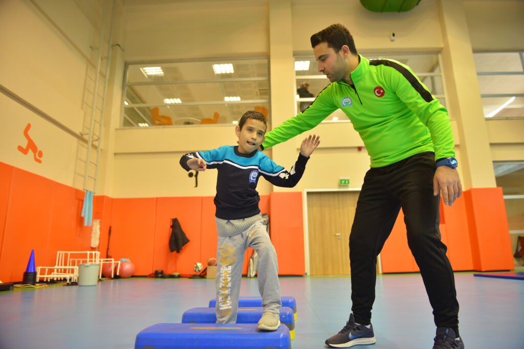 YILDIRIM’DA ENGELLER SPORLA AŞILIYOR