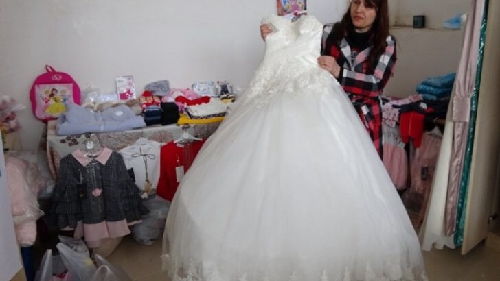 Bursa’da evlenecek çiftlere bedava gelinlik ve damatlık hediye ediyorlar