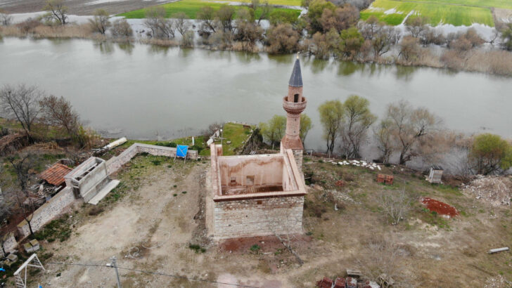 Bursa’da restorasyondaydı… 613 yıllık caminin minaresi yıkıldı!