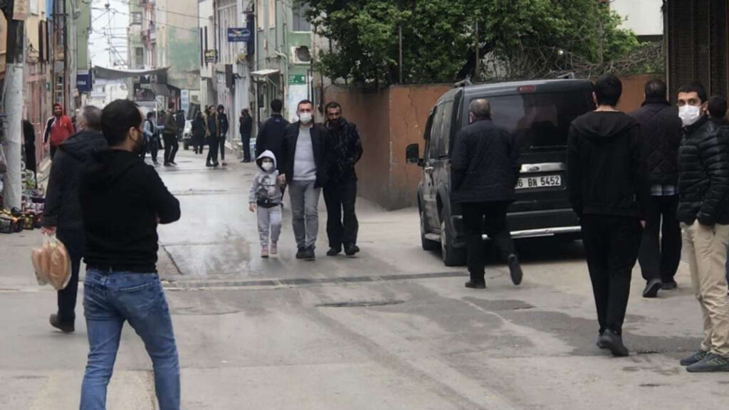 Bu görüntüler Bursa’dan! Kısıtlama saatinde korkutan kalabalık…