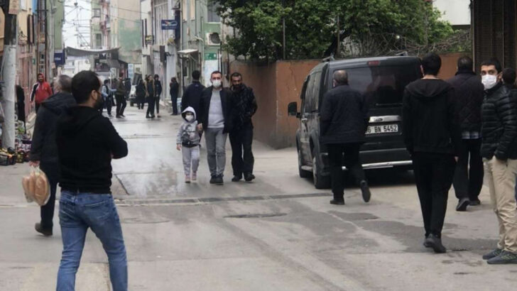 Bu görüntüler Bursa’dan! Kısıtlama saatinde korkutan kalabalık…