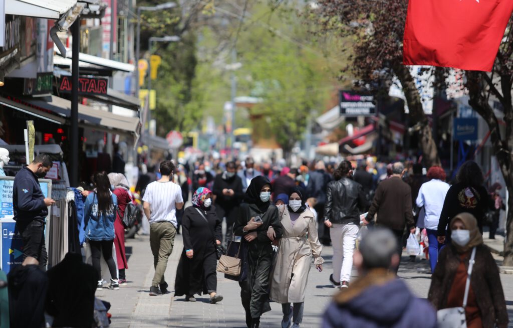 Kısıtlamaya saatler kala! Bursa tıklım tıklım…