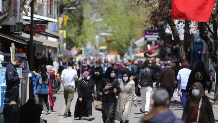 Kısıtlamaya saatler kala! Bursa tıklım tıklım…