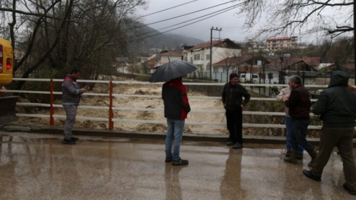 Bursa’da vatandaşlar taşma noktasına gelen dereyi endişeyle izledi