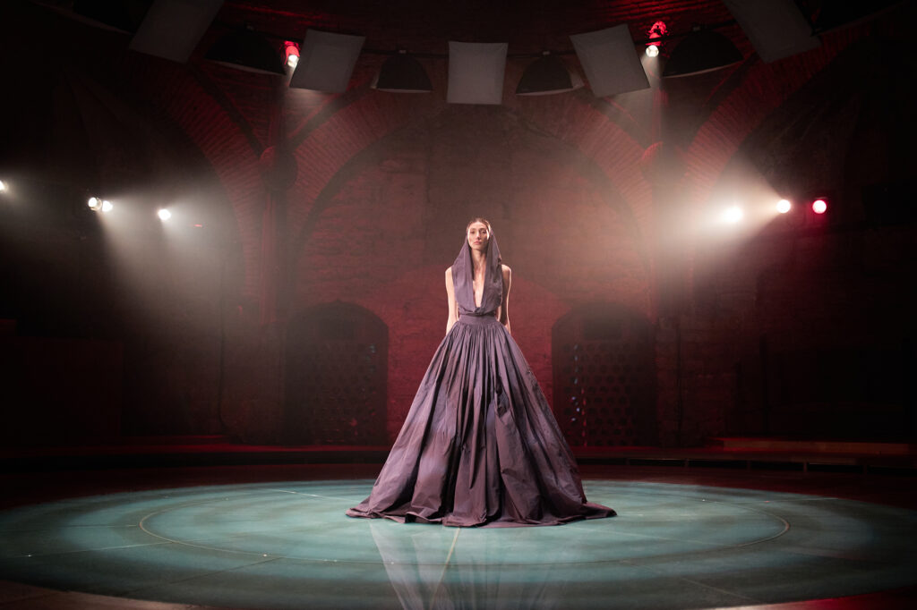 CİHAN NACAR FASHION WEEK ISTANBUL DEFİLESİ İLE BÜYÜLÜYOR