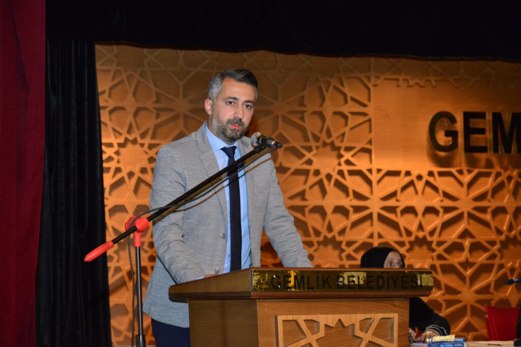 AKKUŞ: GEMLİK BELEDİYESİ’NİN 5 YILLIK VAATLERİ ÜZERİNDEN ELEŞTRİLMESİ YANIŞ