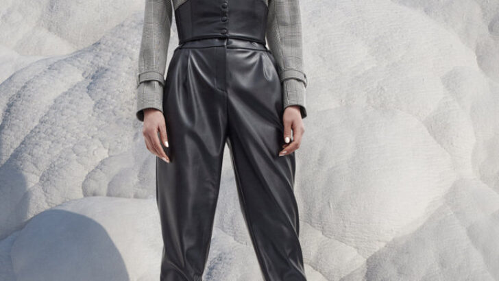 TASARIMCI MURAT AYTULUM ‘SELF DISCIPLINE’ ÇEKİMLERİ İÇİN UNESCO DÜNYA MİRAS LİSTESİ’NDE YER ALAN PAMUKKALE TRAVERTENLERİNİ SEÇTİ Tasarımcı Murat Aytulum; Fall Winter 21/22 ‘Self Discipline’ koleksiyonu için UNESCO tarafından Dünya Miras Listesi’ne alınan Pamukkale traverte