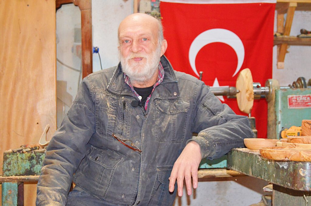 EMEKLİ ÖĞRETMEN AHŞABA HAYAT VERİYOR