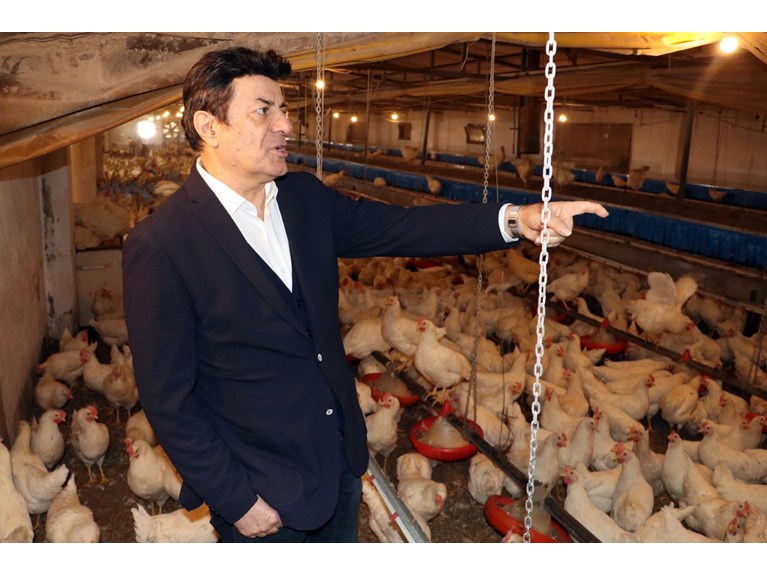 Coşkun Sabah tavuk çiftliğini açtı