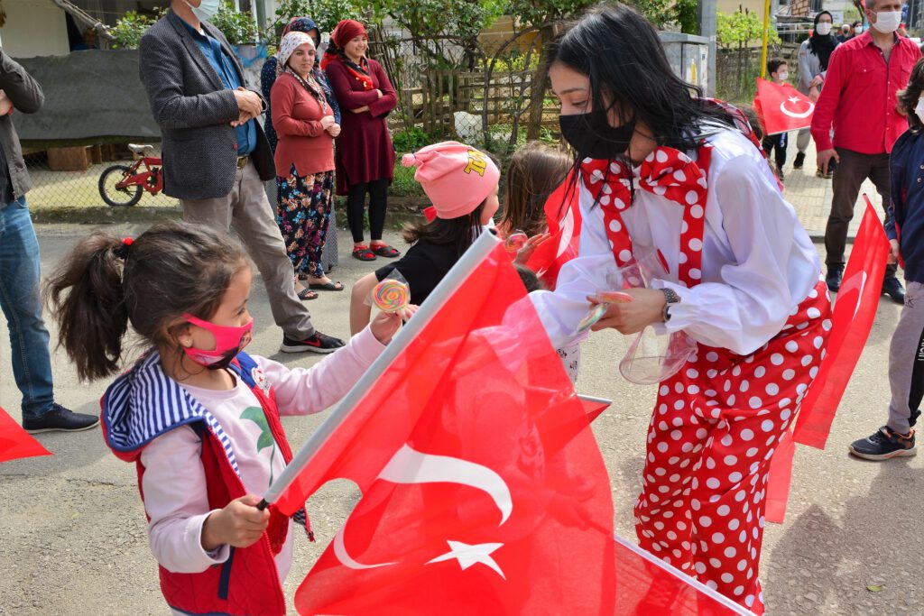 YILDIRIM’DA 23 NİSAN COŞKUSU EVLERE TAŞINDI