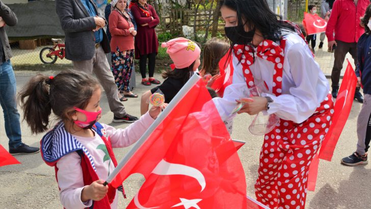 YILDIRIM’DA 23 NİSAN COŞKUSU EVLERE TAŞINDI