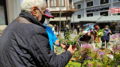 Bursa’da tam kapanmayı duyan çiçekçiye koştu