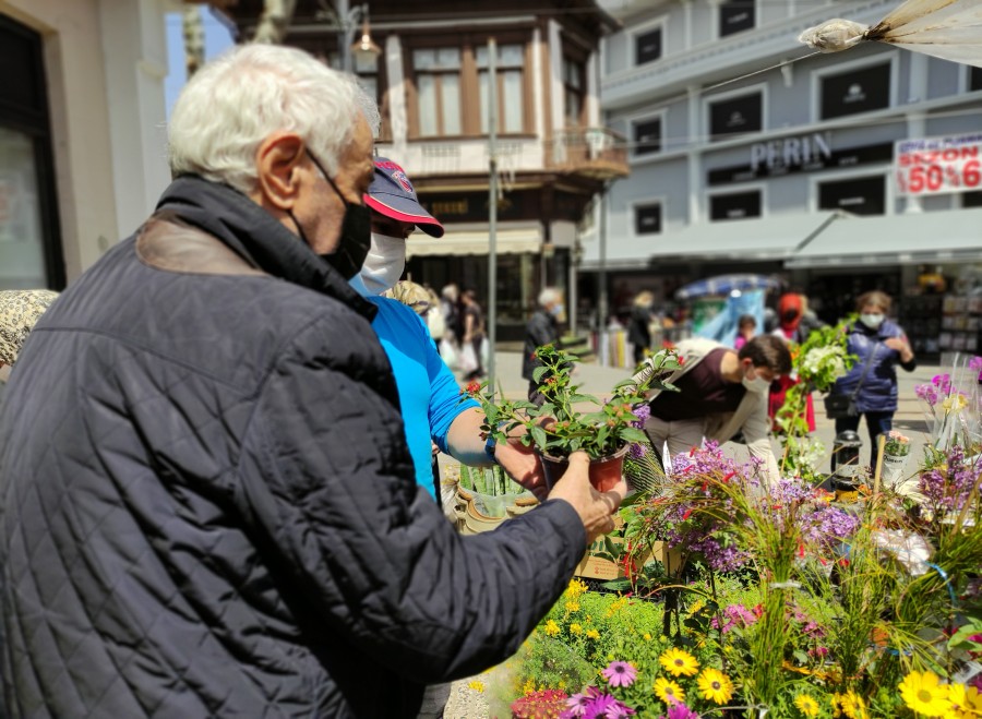 Bursa’da tam kapanmayı duyan çiçekçiye koştu