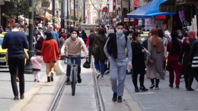 Bursa’da yoğun kalabalık dikkat çekti! Vaka sayılarında artış 2 kata yaklaştı