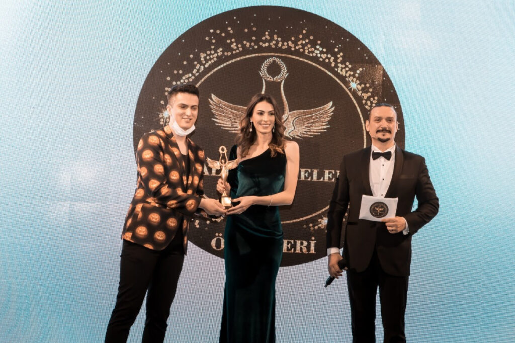 GENÇ GAZETECİ İSMAİL GÖKGEZ’DEN KANAL D’YE ÖDÜL
