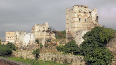 Bursa’da binlerce yıllık surlara aşklarını kazıdılar