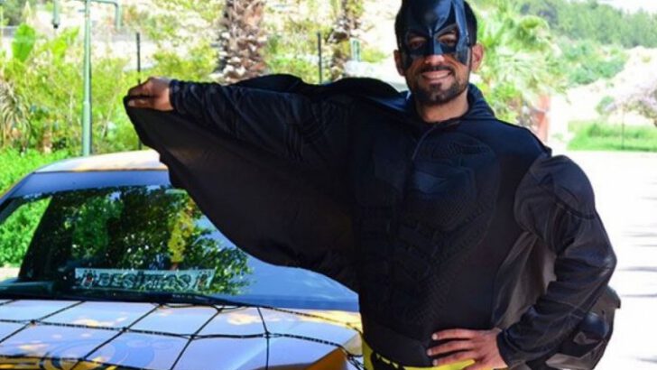 ‘Batman taksici’ görenleri şaşırtıyor