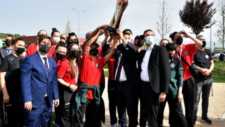 Bursa’da şampiyon periler, kupayı Başkan Aktaş’ın tedavi gördüğü hastaneye götürdü