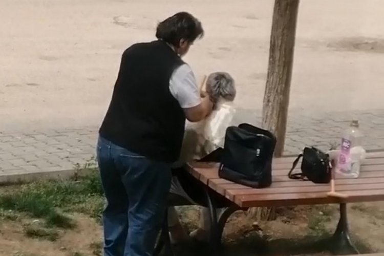 Bursa’da kısıtlamada sokak ortasında saç tıraşı görenleri şaşkına çevirdi