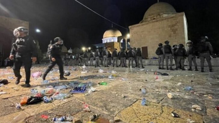 İsrail polisinden Mescid-i Aksa’ya saldırı