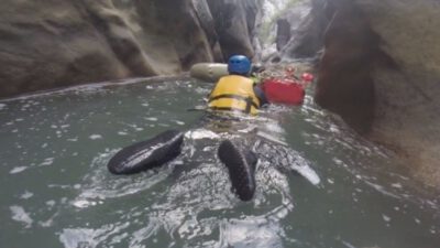 Bursalı 12 dağcı dünyanın en derin ikinci kanyonunu yüzerek geçtiler