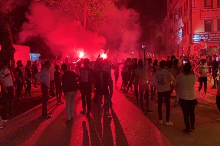 Taraftarlar Sokağa Çıktı, Tedbirler Unutuldu