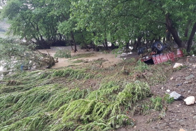Bursa’da taşan sular iş makinelerini sürükledi