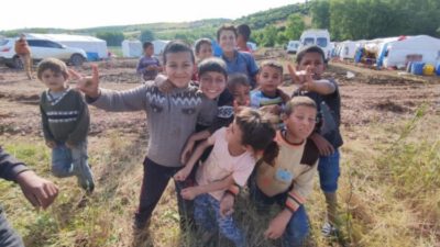 Bursa’da mevsimlik işçilerin çocuklarının çıplak ayaklı oyun mutluluğu